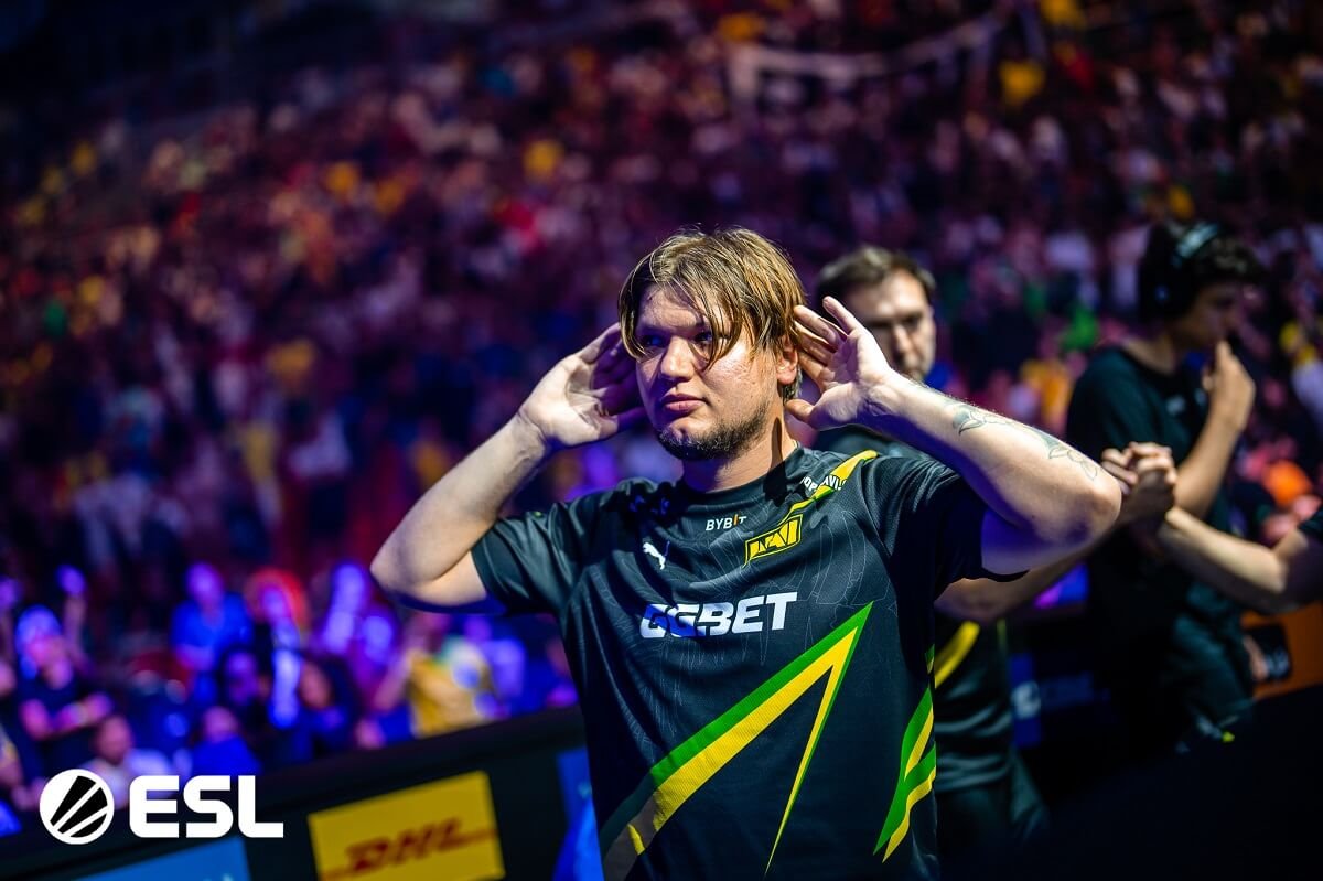 Tiltou? S1mple dá o dedo do meio para a torcida após derrota