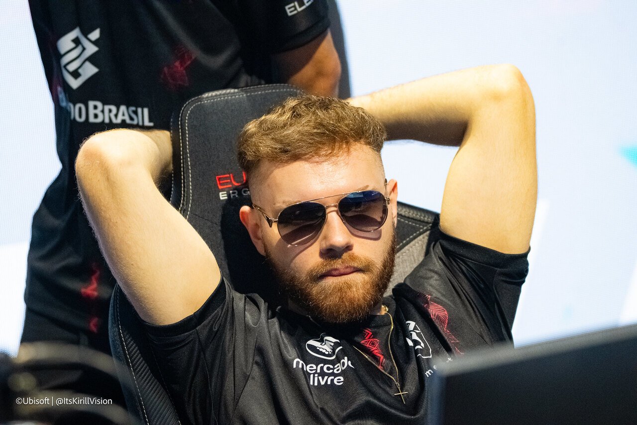 R6: CEO da w7m paga promessa e presenteia HerdsZ com carro de luxo