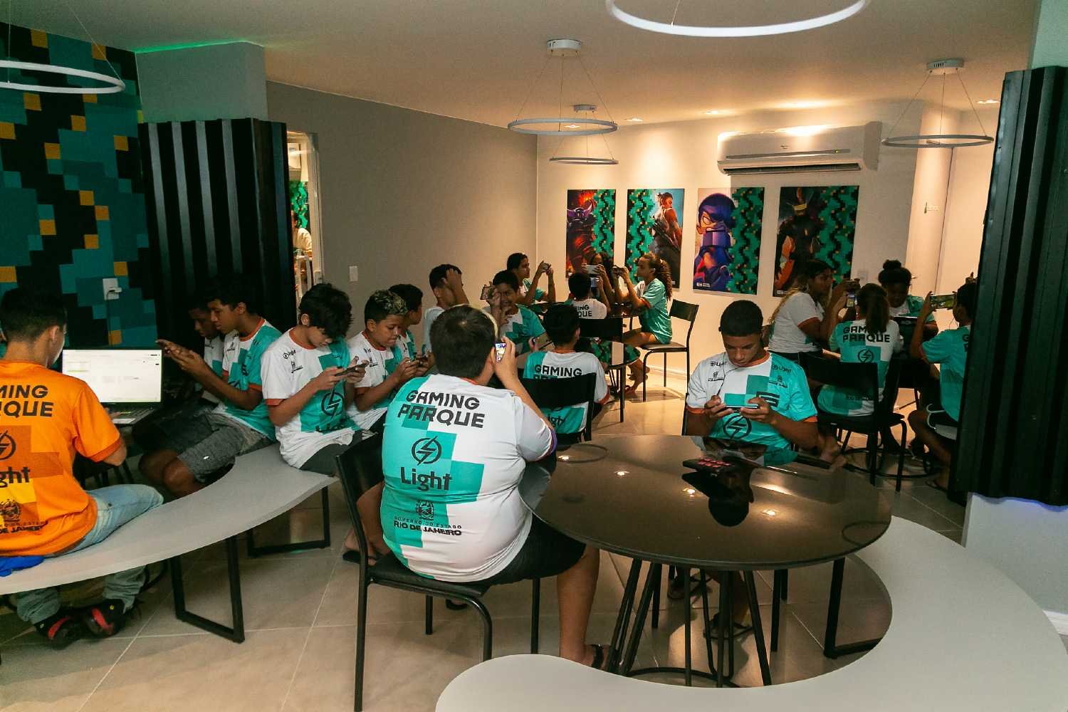 Medalhista olímpica cria espaço na Rocinha para treinar jovens nos esports