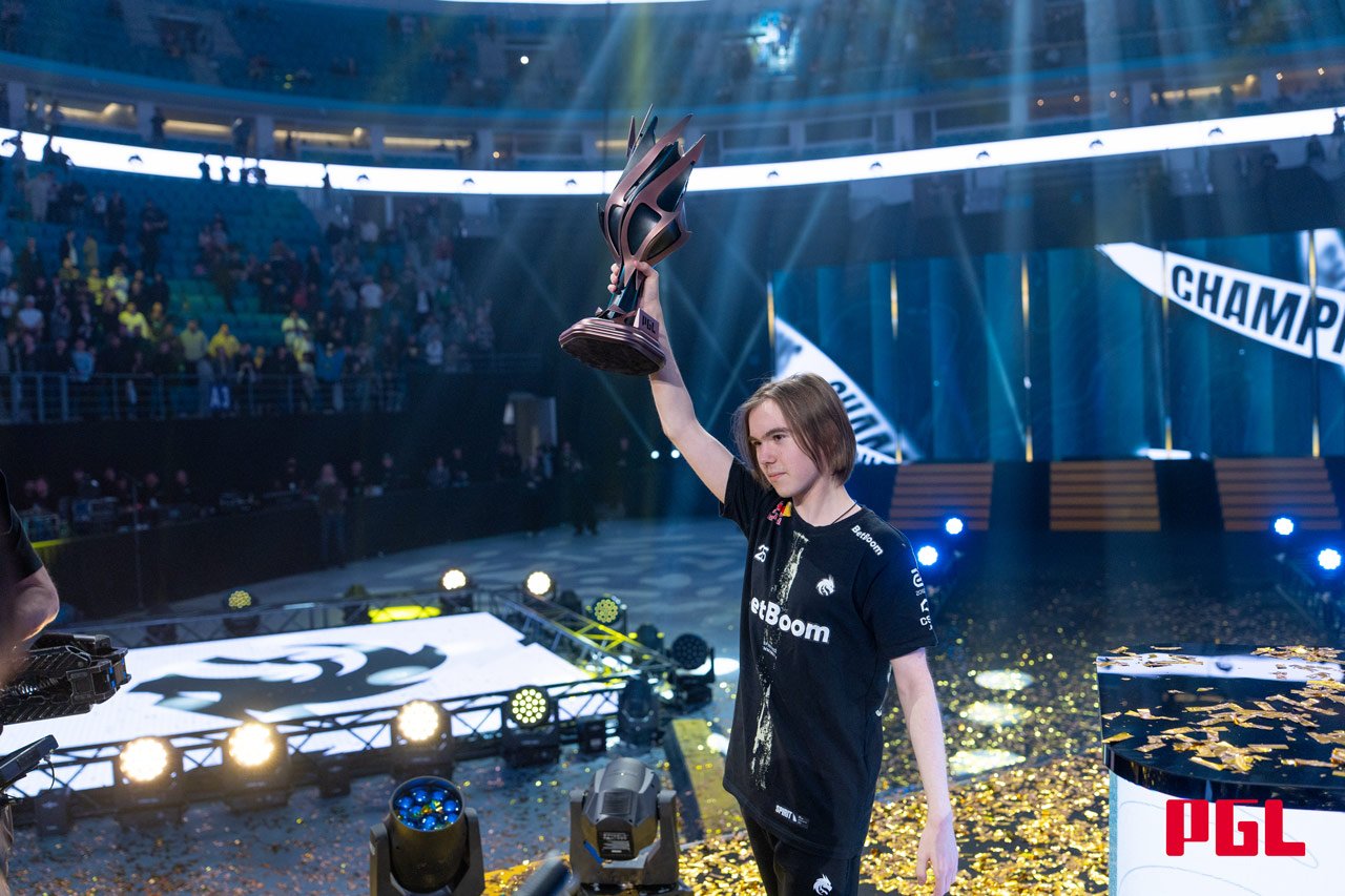 Donk ergue troféu do PGL Astana