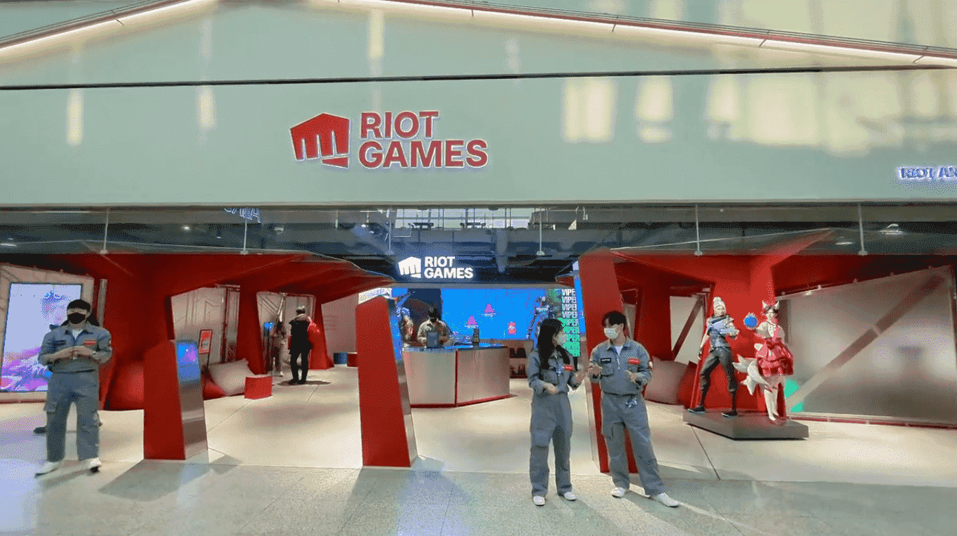 Riot abre espaço em aeroporto para fãs jogarem antes do voo