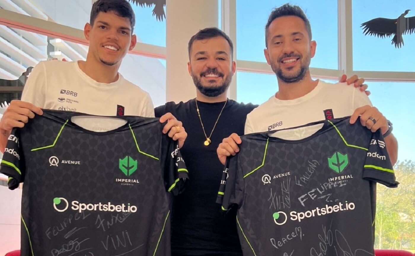 Dupla do Flamengo ganha camisa autografada da Imperial