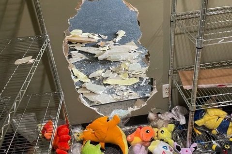 Ladrão explode loja e rouba mais de R$ 1,3 milhão em cartas de Pokémon