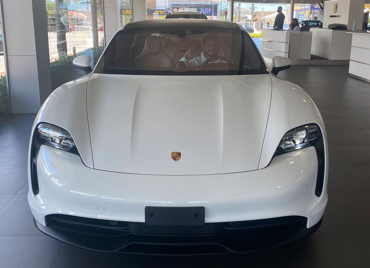 Fortnite: Flakes adquire Porsche avaliado em R$ 1 milhão