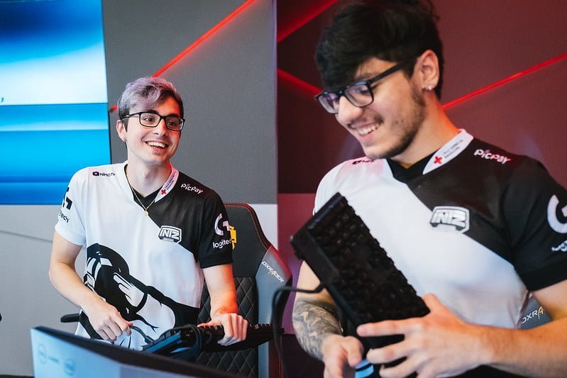LoL: Shini e Envy têm contratos renovados com a INTZ