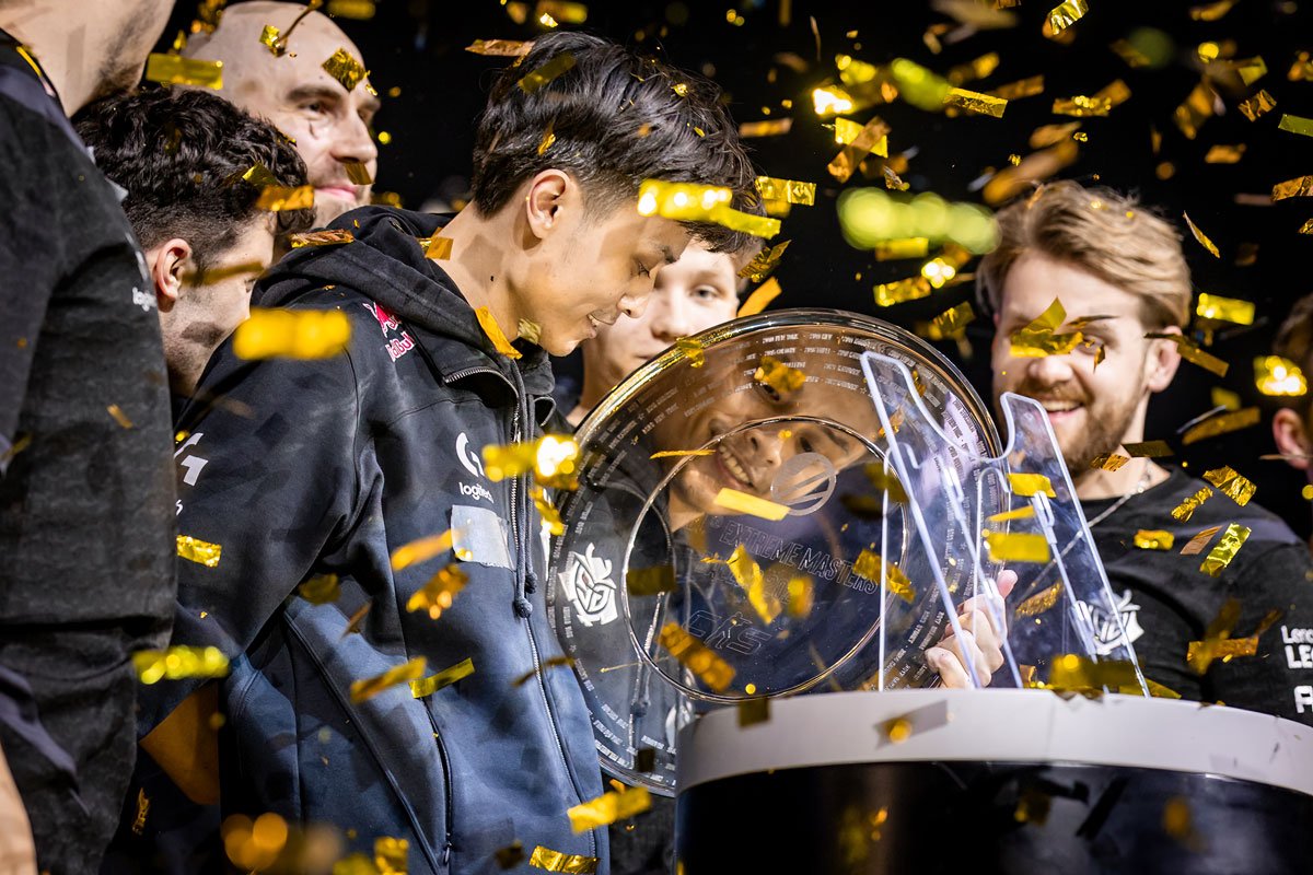 Stewie2K e G2 ao lado do troféu do IEM Dallas 2024