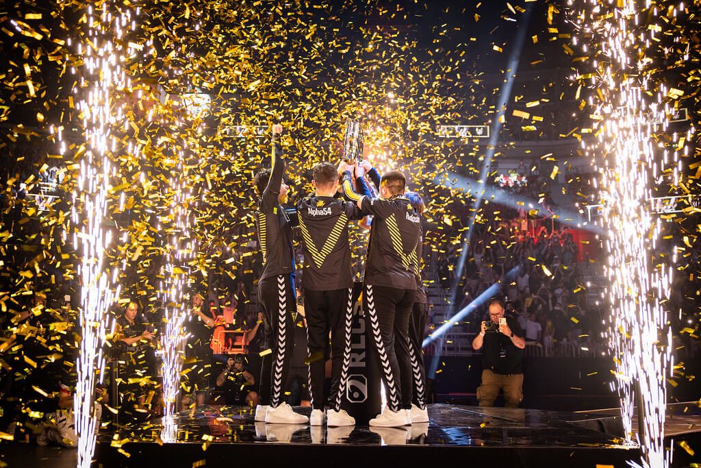 Team Vitality erguendo troféu do World Championship