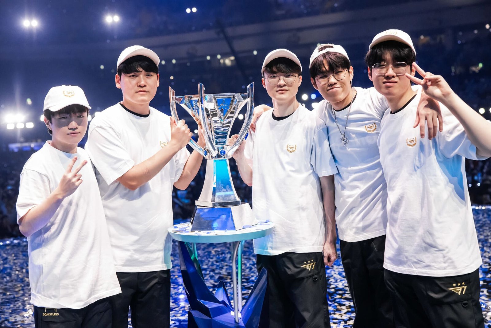T1 com troféu do Worlds 2023