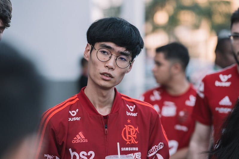 Analista de LoL do Flamengo é chamado de coreano lixo dentro