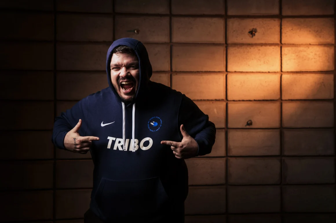 Gaules com casaco da Tribo