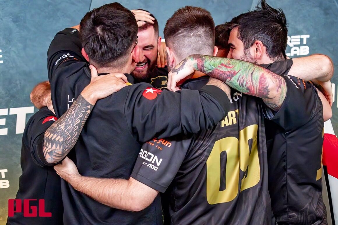 Time da FURIA abraçado