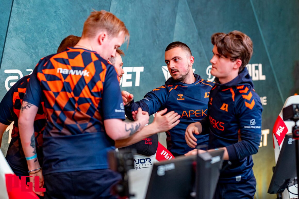 Elenco da Apeks durante o PGL Major Copenhagen