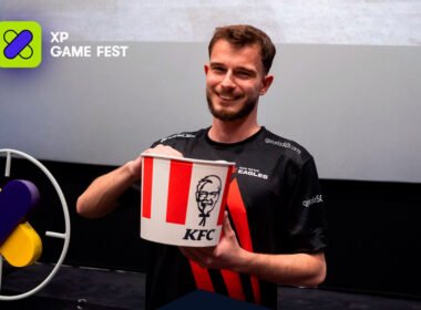 RigoN recebe balde de frango como prêmio de MVP