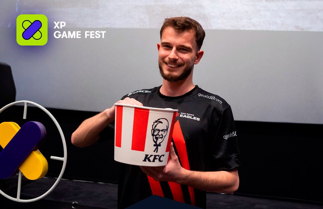 RigoN recebe balde de frango como prêmio de MVP