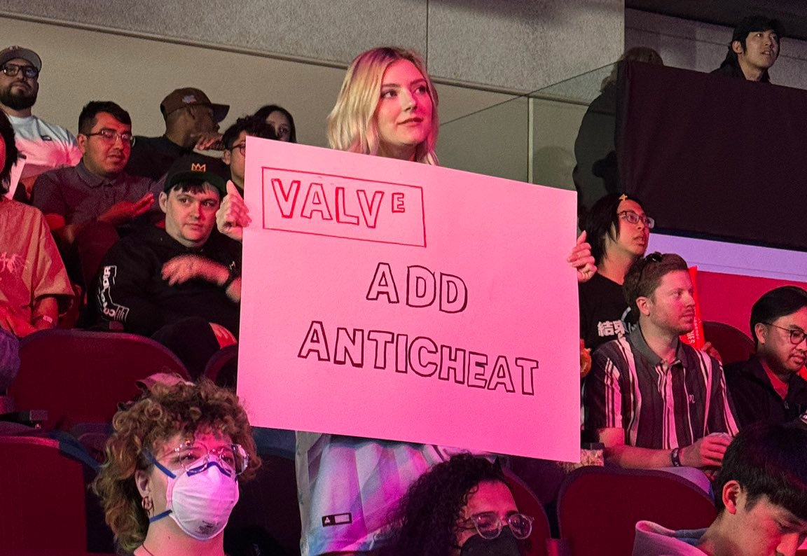 Eva Elfie segura cartaz em torneio de Counter-Strike