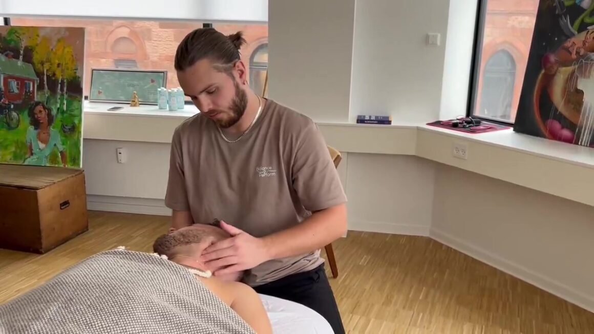 Kjarbye fazendo massagem